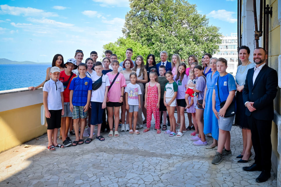Župan Longin primio obitelji ukrajinskih branitelja i poklonio im Hrvatsko-ukrajinski rječnik za djecu koji je izradila Agencija ZADRA NOVA