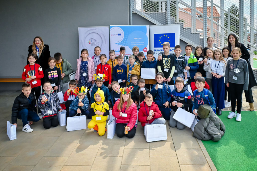 Predstavljen kišni vrt uređen kroz EU projekt STREAM: Djeca Područne škole na Ploči posadila cvijeće uz moto „I mi smo posadili cvijet za bolji svijet“
